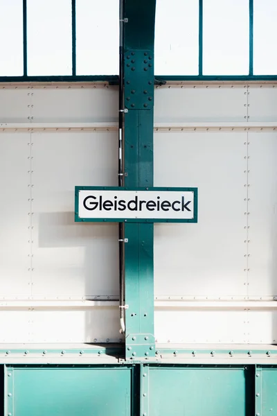 Helpdesk Informationsschild Flughafen Fur Touristen Stockfoto