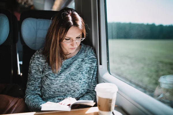 Читання книги в поїзді — стокове фото