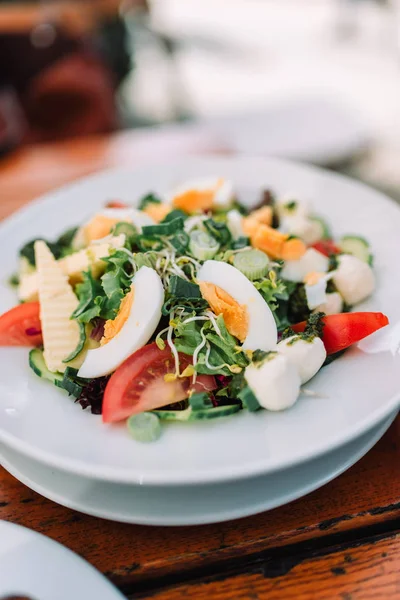 Heerlijke salade met eieren — Stockfoto