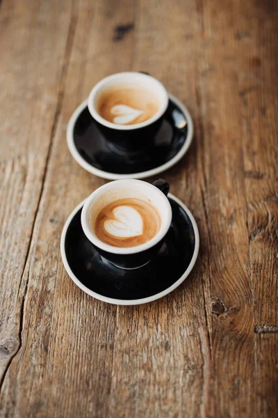 Nydelig kaffe på trebord – stockfoto
