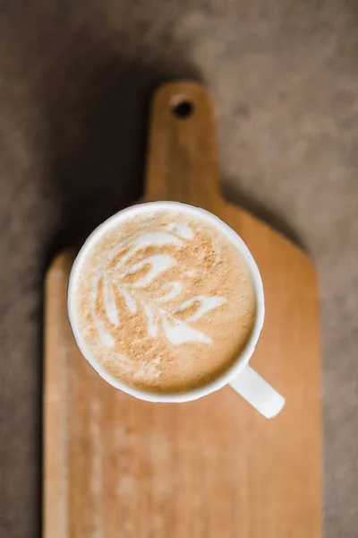 กาแฟอร่อยบนโต๊ะไม้ — ภาพถ่ายสต็อก