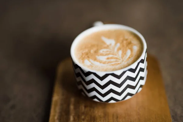 Köstlicher Kaffee auf Holztisch — Stockfoto