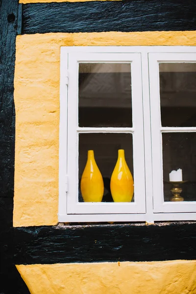 Coppia di vasi gialli nella finestra — Foto Stock