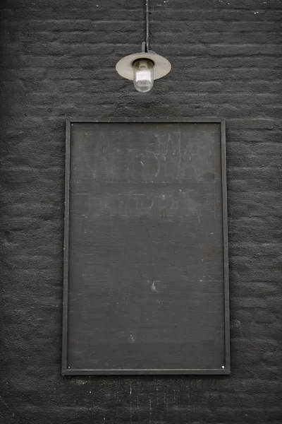 空の黒板とランプ — ストック写真