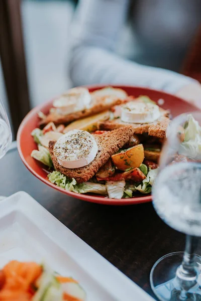 Leckerer Salat mit Vollkornbrot — Stockfoto