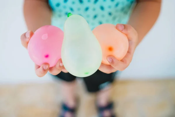 Wasserballons in den Händen — Stockfoto