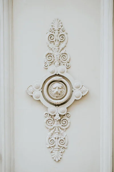 León cabeza puerta decoración —  Fotos de Stock