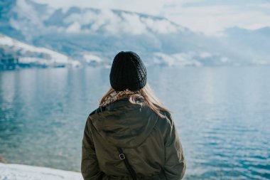 Göl kenarında kadınlar