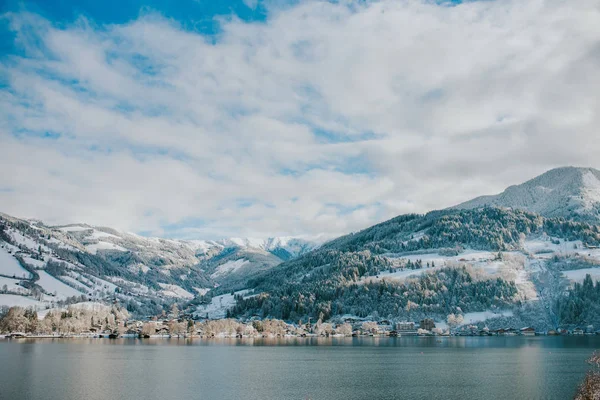 Lago no tempo de inverno — Fotografia de Stock