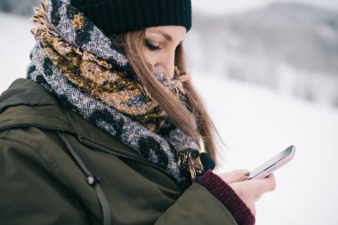 hareket eden smartphone kullanan kadın