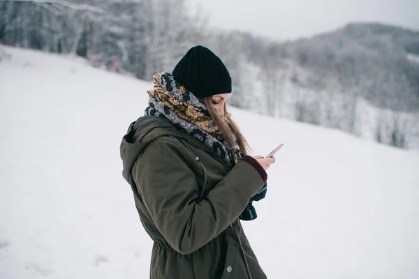 Frau benutzte Handy — Stockfoto