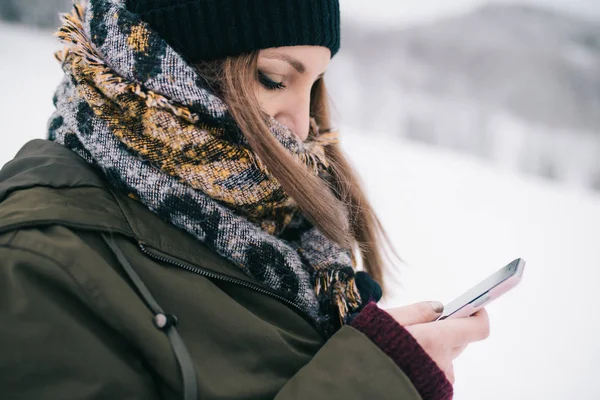 hareket eden smartphone kullanan kadın