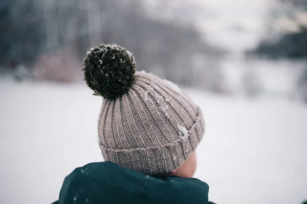 Liten pojke på vintern — Stockfoto