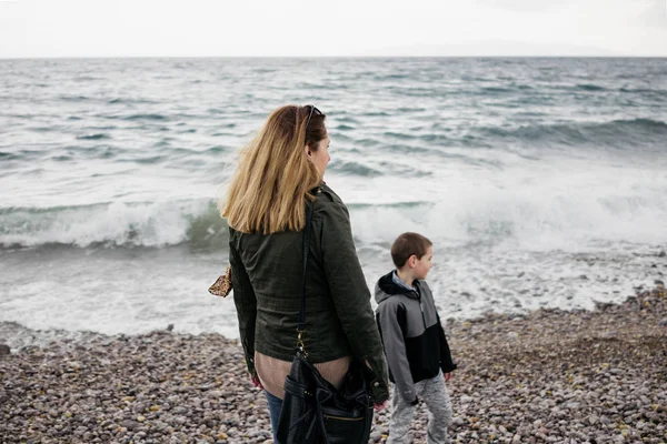 母亲和她的儿子在海边漫步 — 图库照片
