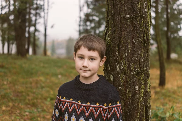 Pojke i naturen — Stockfoto