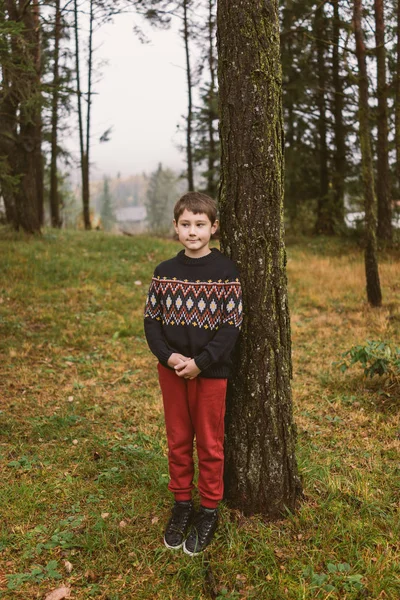 Мальчик в природе — стоковое фото