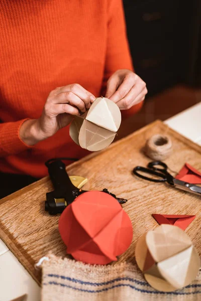 Hacer decoraciones navideñas con papel — Foto de Stock