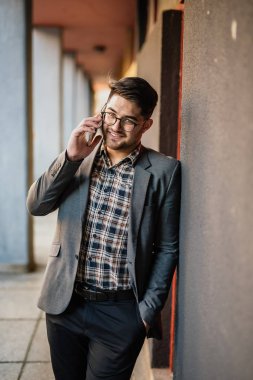 genç adamın cep telefonundan konuşuyor