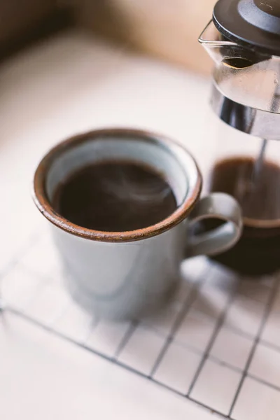 Färskt kaffe gjort i fransk press — Stockfoto