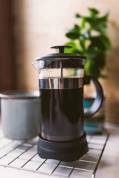 Lager kaffe i fransk presse. – stockfoto