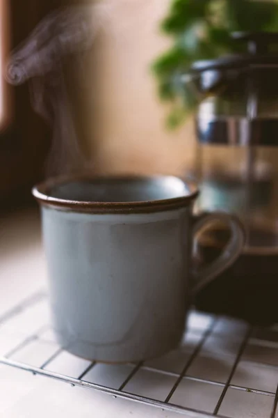 Gör kaffe i fransk press. — Stockfoto