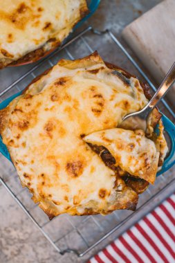 Lezzetli sıcak lazanya.