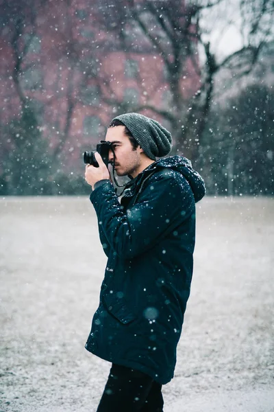 Junge Fotografin im Winter — Stockfoto