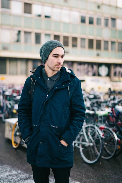 自転車を背景に街の若者 — ストック写真