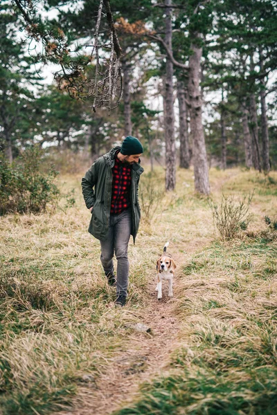 Mann und Hund rennen — Stockfoto