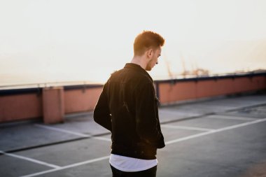 Düşünceli genç adam yürüyor 