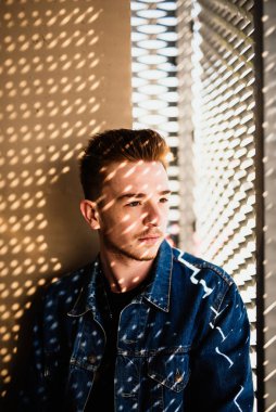 Yüzünde ışıklar olan genç bir adam