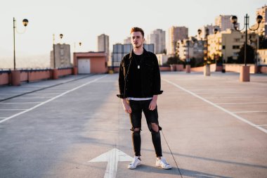 Çatıda poz veren şehir genci