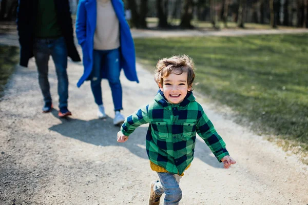 Niño feliz corriendo en un parque — Foto de Stock