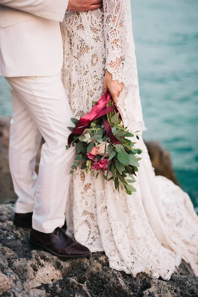 Wedding couple by the sea — Stock Photo, Image