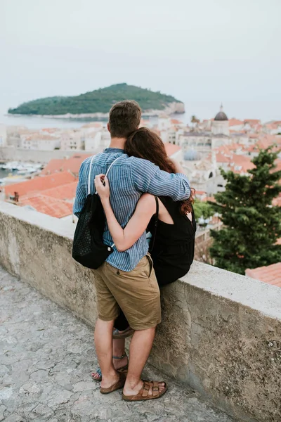 Pareja en la ciudad de Dubrovnik, Croacia — Foto de Stock