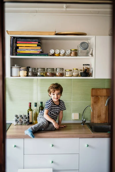 Мальчик Кухне — стоковое фото