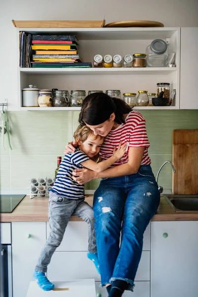 Little Boy His Mother Kitchen — Stock Photo, Image