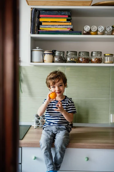 Мальчик Кухне Держит Оранжевый — стоковое фото