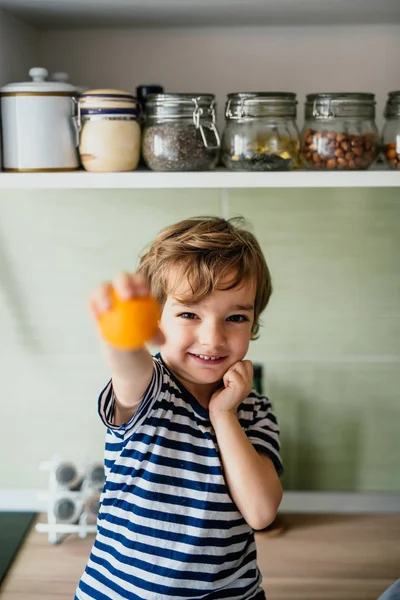 Ragazzino Cucina Con Mano Arancione — Foto Stock