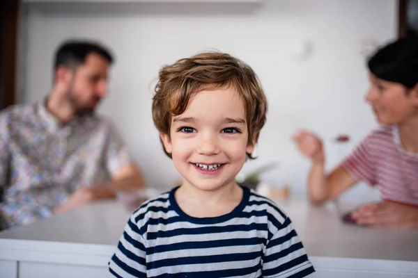 Joyeux Petit Garçon Chez Lui Ses Parents Sont Derrière Lui — Photo