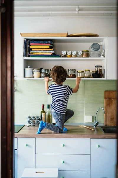 Pojken Köket Enbart Hemmet — Stockfoto