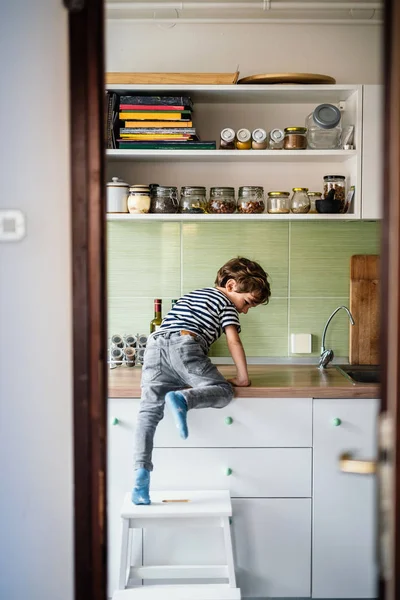 Küçük Çocuk Mutfağındaki Tezgaha Tırmanıyor — Stok fotoğraf