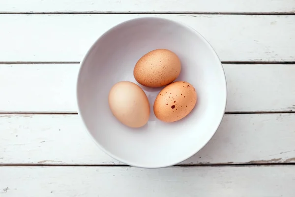 Tre ekologiska ägg i en skål — Stockfoto