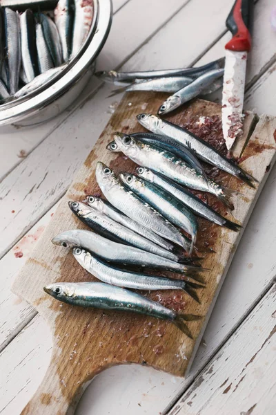 Limpieza de anchoas frescas —  Fotos de Stock