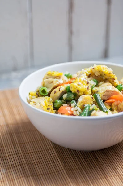 Sesamkip met rijst en groenten — Stockfoto