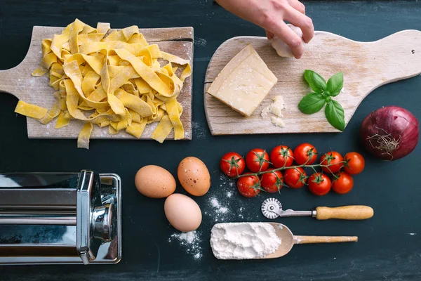 Házi készítésű tagliatelle paradicsomszószhoz való besugárzással — Stock Fotó