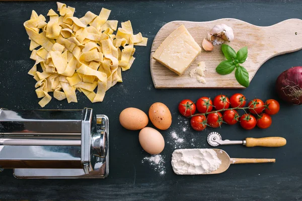 Hausgemachte Tagliatelle mit Zutaten für Tomatensauce — Stockfoto
