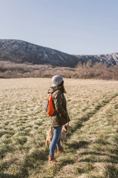 Paseo de invierno con un perro —  Fotos de Stock