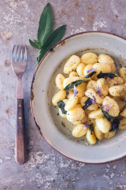 Adaçayı çiçekli tereyağlı Gnocchi