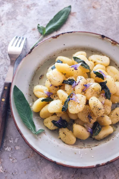 Gnocchi Salieboter Met Saliebloemen — Stockfoto